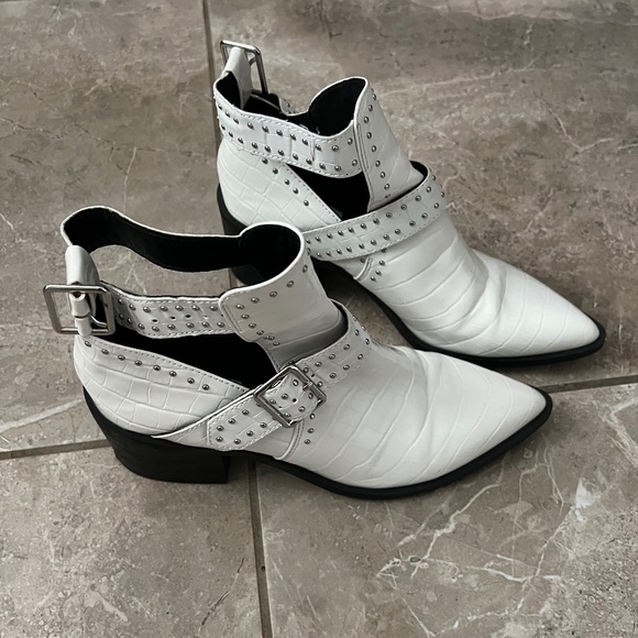 Steve Madden Andy White Crocodile Boots - Picture 2 of 9